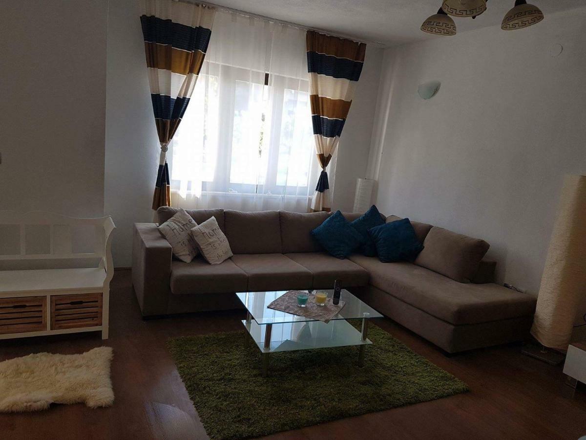 Apartman Bee Apartment Подстрана Екстериор снимка
